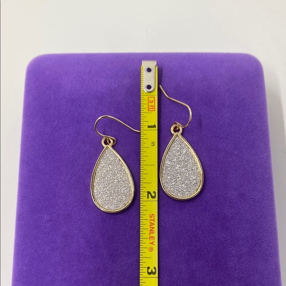 💛 Elegant Gold Glitter Teardrop Earrings - Picture 2 of 3
